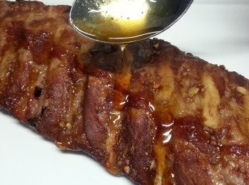 step8: 將焦糖汁淋上已經焗好的豬肋骨上