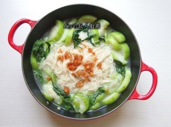 step6: 絲瓜煮好加入九層塔及油蔥酥調味後,放入煮好的麵線即完成。