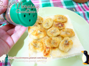 step6: 然後於上層，將煎好的焦糖香蕉，覆蓋於表面上，

並撒上肉桂粉，增加色澤外也增加口感，這樣即完成囉！