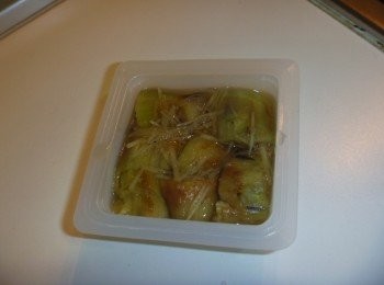 step4: 將茄子撈起切段,先倒入少許湯汁方型模,再放茄子.續倒入剩餘湯汁待涼後放冰箱靜置至凝固.