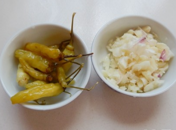 step4: 備好蒜泥，和泡椒，取幾隻泡椒切碎。