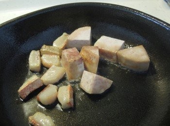 step1: 用點油煎香芋頭塊。