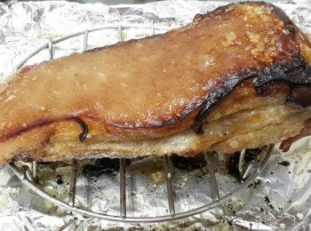 step7: 放入焗爐200度焗約50分鐘至一小時，然後拿出燒肉，將豬皮上的海鹽抹去及用廚紙吸乾豬油