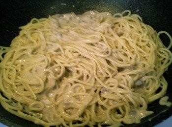 step7: 加入忌廉蘑菇汁在意粉內，混合均勻。