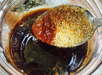 step3: 在已風乾的器皿中混合桂花糖、龍眼蜜和半個檸檬汁成醬汁。