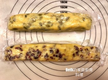 step5: 用保鮮膜塑形成長方形柱狀，放入冰箱冷藏30分鐘以上使定型