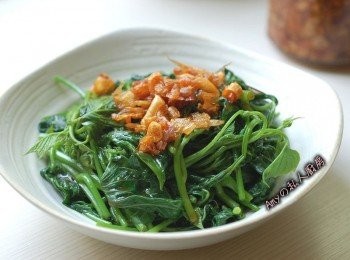 step4: 起鍋後拌入油蔥酥,淋上少許的醬油膏,就非常美味了!