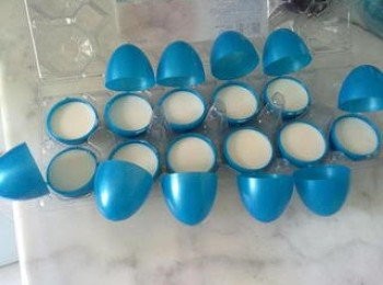 step3: 3- 魚膠粉用另外100ml凍水整成魚膠水再番熱.耐心攪至完全溶化(因為熱水落魚膠粉會起粒粒), 再倒入已搞好的椰汁中攪勻, 平均倒入每半個蛋殼中雪至半凝固,