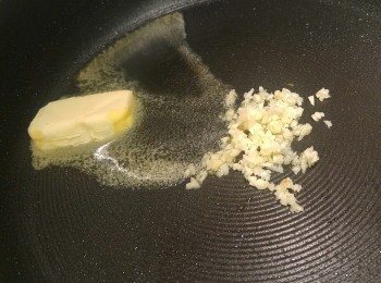 step4: 用少許油加和牛油爆香蒜蓉。