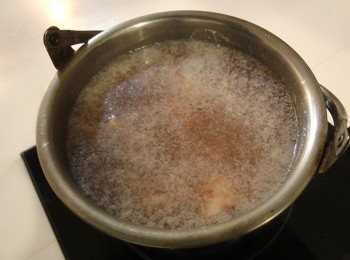 step2: 豬小排骨退冰後洗淨，用熱滾水浸燙去血水備用。