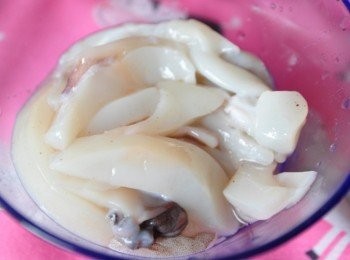 step2: 先將真空包裝新鮮花枝放入水中解凍後，處理內臟物取出清洗，切成塊狀，加入少少香油級胡椒粉抓捏