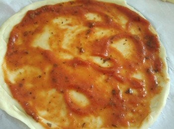 step1: 肉丸需用微波功能解凍再一開二備用。
將高筋粉過篩後放入大碗中,倒入牛奶,溶牛油,乾酵母,鹽和糖,攪拌均勻,直至麵團成型。將麵團放在桌上,再將麵團揉至均勻狀態。將麵團捏成圓形,放在巳掃油的碗中蓋上保鮮紙。將麵團放下層按Frement 40度30分鐘開始發酵。發酵後將靜止10分鐘,這時預熱功能19-1。將巳發酵的麵團用擀麵木棒壓成8吋的圓形,然後放在牛油紙上,塗上意粉醬。