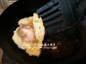 step8: 燒紅鑊 , 將適量的蛋液放入鑊中煎至半凝固 , 再用鑊鏟將蛋液對摺成蛋角型