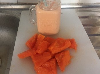 step1: 先將木瓜去皮再切塊。