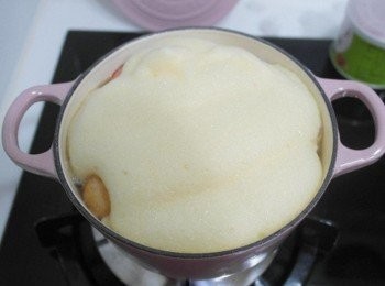 step5: 蝦子熟了之後倒入蛋液蓋上鍋蓋~~ 熄火悶約5-8分鐘:)