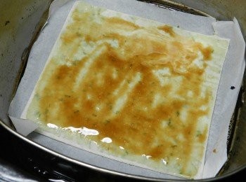 step2: 卡好蔥油派先放入氣炸鍋中，<span class="group_2">醬汁</span>調勻後，塗在卡好蔥油派上