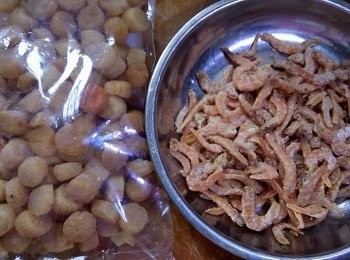 step1: 先把蝦米、小元貝洗淨，用熱水浸軟。再把臘腸、膶腸洗淨，另和蝦米切粒，而小元貝則撕成絲。浸泡蝦米及小元貝的熱水留起備用。
