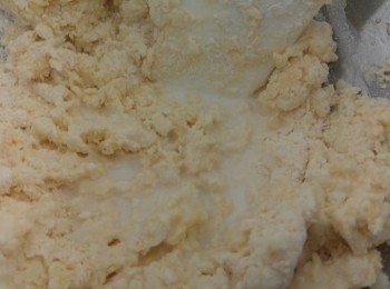 step3: 再將鮮奶慢慢加入粉團內攪勻,之後用手搓粉團。