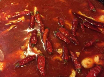 step5: 加入醃制好的肉片，大火燒開鍋再煮一到兩分鐘即可。