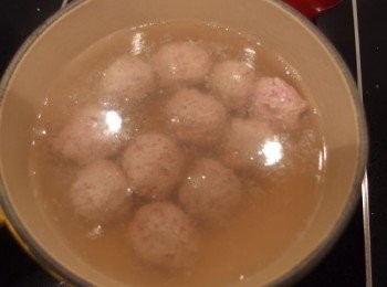 step7: 準備一小鍋熱水,將鴨肉泥用湯匙挖出圓型丸子狀下鍋煮定型。