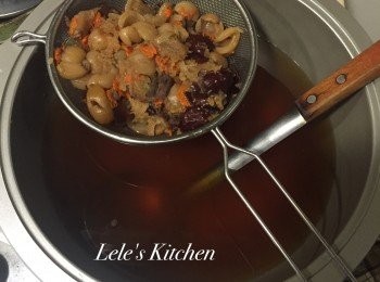 step4: 跳起來後，濾掉殘渣，把第二鍋的茶水跟第一鍋混合，再加入冰糖或黑糖調味，就很對味囉！