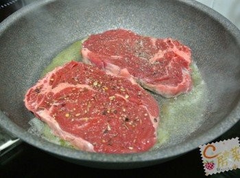 step2: 牛油加落煎PAN, 大火燒至熱. 放肉眼煎