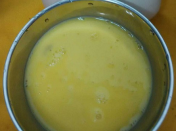 step2: 雞蛋打散。