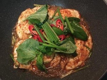 step5: 放入荷包蛋與醬汁略微拌炒，接著放入辣椒、九層塔或蘿勒和蔥青拌勻後起鍋盛盤。