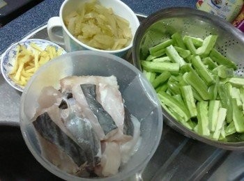 step2: 苦瓜一開二，去囊，洗淨切條狀
將鹹菜切條，浸水20分鐘再瀝幹水