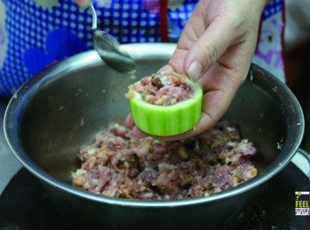 step3: 免治豬肉、蝦米、冬菇加入醃料拌勻，醃30分鐘後釀入節瓜中。