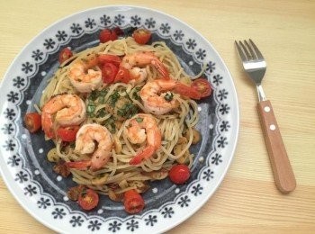 step3: 鮮蝦快熟時加入煮至8分熟的義大利麵，加入義式香料（例如切碎的巴西里葉）和鹽胡椒等，快速拌炒，太乾加些煮麵水，起鍋前加入番茄拌勻即可。