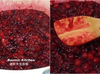 step6: 煮滾約需10分鐘、再續煮約8-10分鐘至各人喜歡的濃稠度即可 (煮滾時，汁液變多且蔓越莓變軟)
