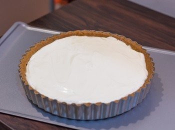 step15: <span class="group_2">芝士餡</span>全部<span class="group_2">芝士餡</span>料倒入已經放涼的<span class="group_1">撻皮</span>內掃平，放入雪櫃（refrigerator）至少 4 小時備用