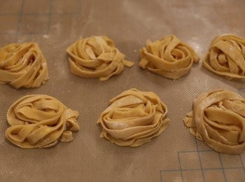 step3: 用棍將麵糰壓平
麵皮兩邊撤上麵粉、卷好、用刀切麵約半cm寬