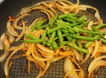 step6: 然後利用鍋中的雞油用中小火炒軟洋蔥。