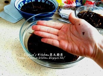 step5: 用手拎起涼粉草搓出膠質 (約10分鐘) , 雙手感覺膠膠滑滑 , 好似潤膚露咁