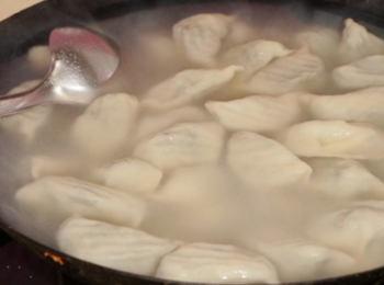 step10: 鍋裡提前燒水，取適量餃子放入水中煮即可。