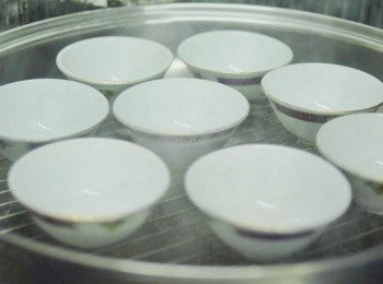step5: 先將碗隔水蒸熱數分鐘