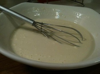 step2: 將「中筋麵粉1杯」與「水1.2杯」混合均勻（無論一次要調製幾份蛋餅的麵糊都可以，總之，「中筋麵粉」與「水」的比例都是「1：1.2」）。