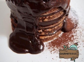 step8: 最後在蛋糕片間抹上巧克力餡，堆疊完成後，從頂部往下淋一些，經過冷藏定型，可再過篩一些糖粉與可可粉，即是非常富有趣味的點心。