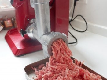 step5: 將一半的份量拿出, 放入碎肉機碎.完成便立刻放回冰櫃,雪5分鐘, 再另一半份量拿出, 重覆以上動作.