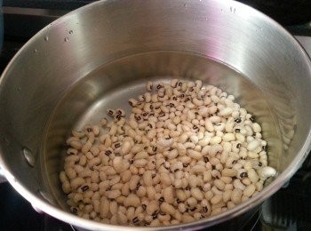 step3: 眉豆用水煮30分鍾焗約10分鍾隔去水份