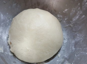 step13: 粉糰搓至光滑後,將粉糰放在大碗中,用濕布蓋上,讓粉糰靜止30分鐘 (麵粉只需搓至光滑揉軟,不要搓到起筋)