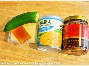 step1: 準備芙蓉豆腐、紅椒麻辣黑菇醬、小黃瓜與玉米粒等<span class="group_1">食材</span>。