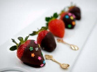 step7: 整顆草莓的果香與果酸，搭配上黑巧克力釋放的濃厚香醇，每一口都吃得到果粒分佈在內的美味口感，加上口齒留有滿滿的巧克力香氣，帶動口腹味蕾的舞動。不同層次的香甜相互呼應，草莓甜蜜氛圍成就味蕾的小確幸。