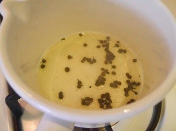 step1: *起一小鍋加熱一大匙沙拉油後，放入花椒粒。香氣出熄火。(此為花椒油~)