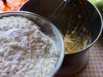 step7: 將過篩的低筋麵粉與泡打粉一起加入拌勻