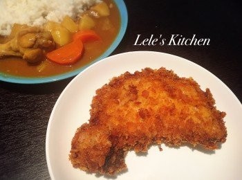 step4: 用中火把正反面各炸2-3分鐘後
可先用筷子叉入豬排
如果輕鬆就能穿過，就表示熟透囉！
最後轉成中大火逼油，大約半分鐘就可以起鍋了~
 
香噴噴的日式炸豬排
就在自家廚房誕生囉！
做法沒有想像中複雜
而且味道跟酥脆口感也是一級棒的！
 
配上濃濃的咖哩一起吃
真的是人生一大享受啊