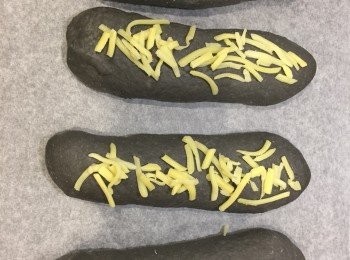 step7: 發酵了40分鐘後在上面放上Pizza 用的碎芝士。