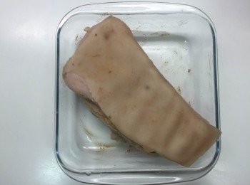 step4: 將五花腩平放在碟上, 然後放入雪櫃風乾一晚(不用舖上任何保鮮紙,此步驟是要風乾豬皮)